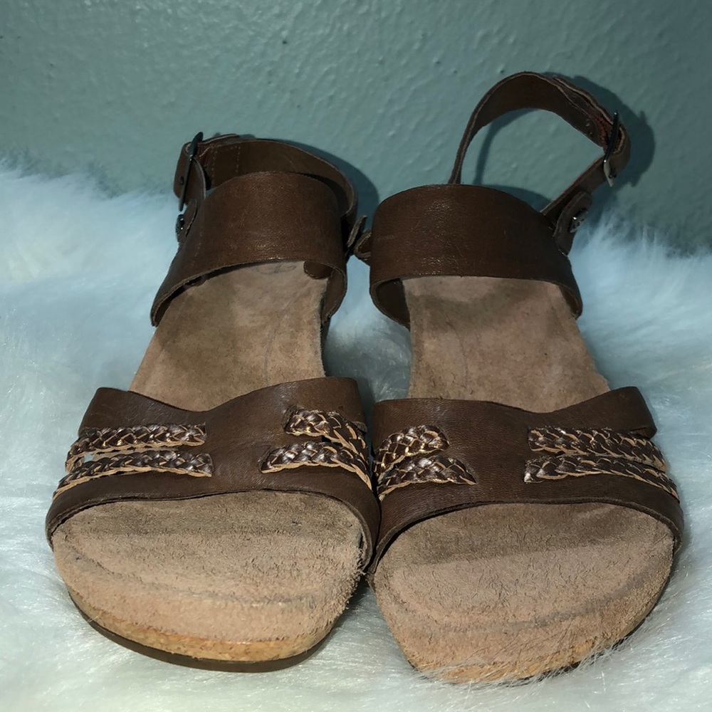 UGG SERINDA WEDGE SANDLE SIZE 6.5